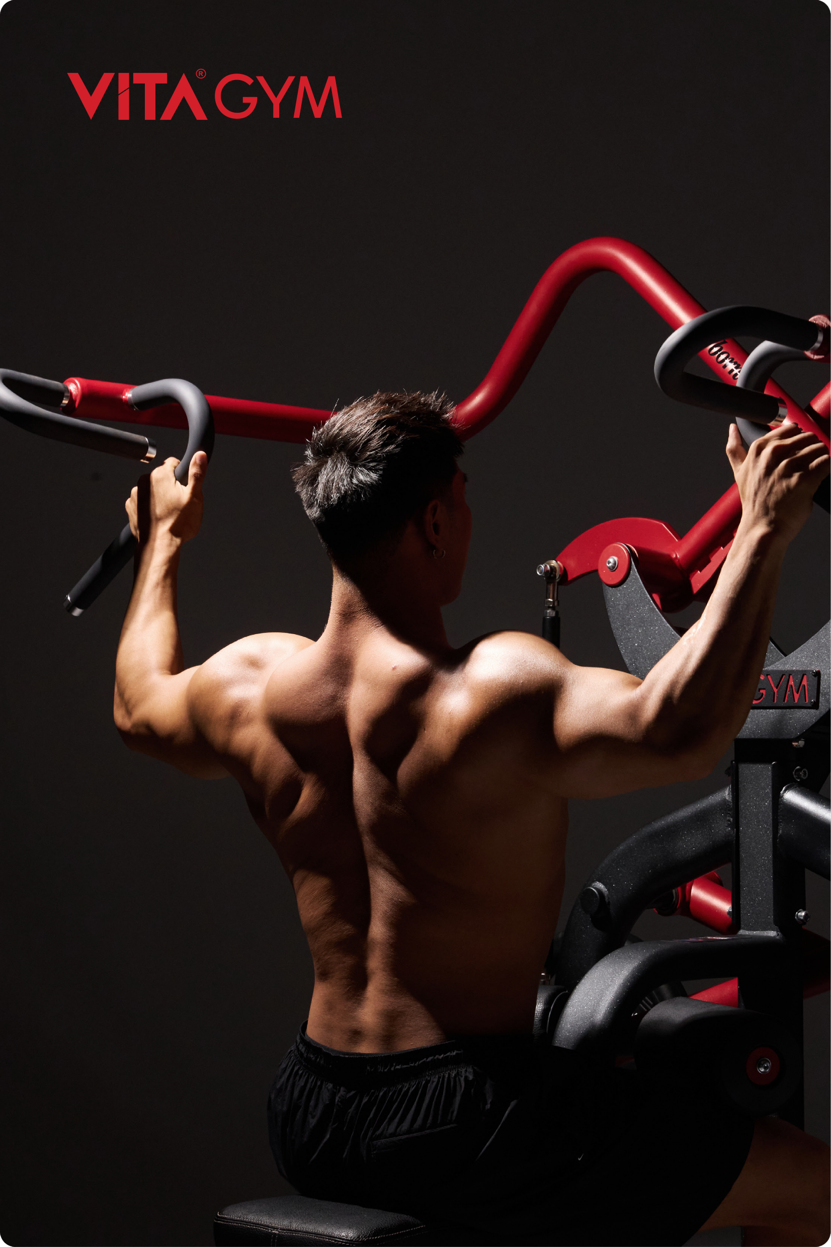 男性使用健身器材